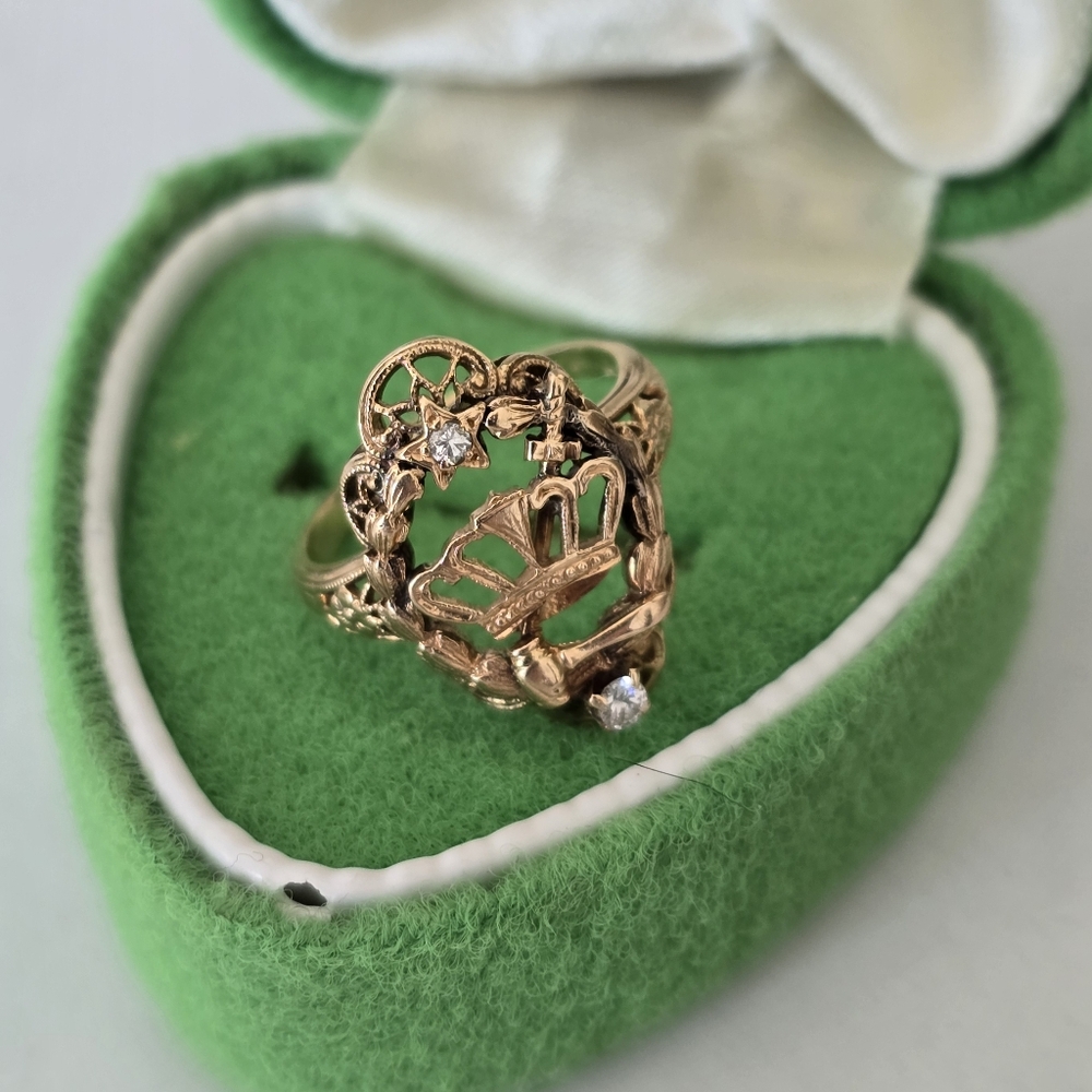 14k Gold Unisex Crown Claddagh Ring In Heart Shaped Box